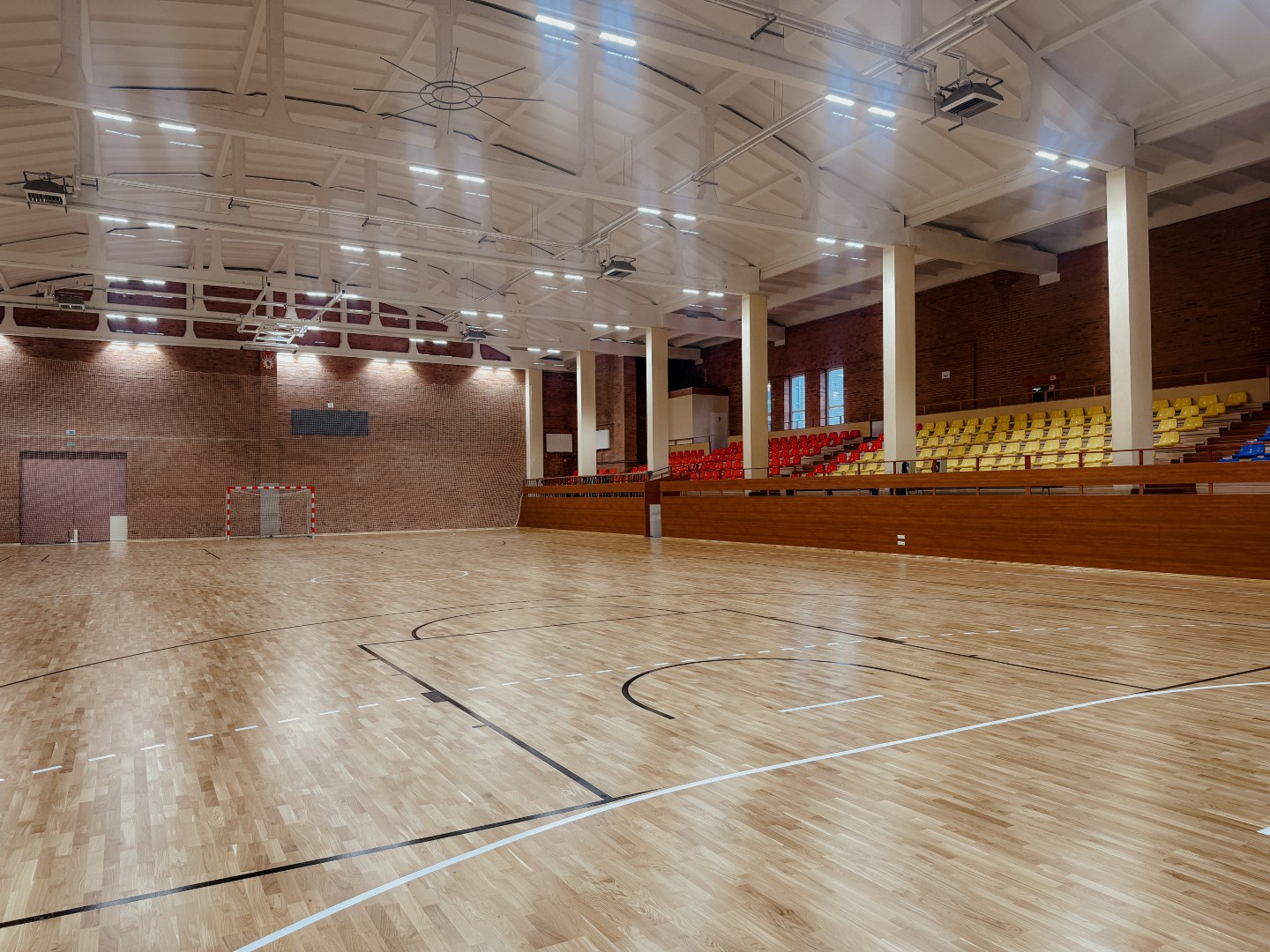 Panevėžyje užbaigta buvusios rankinio salės rekonstrukcija Durpyno g. 3A – erdvė atgimė kaip šiuolaikiška, įvairioms sporto šakoms pritaikyta treniruočių ir varžybų vieta.