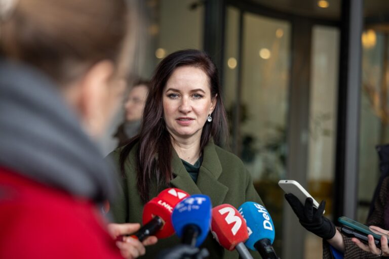 Premjerė Inga Ruginienė tikisi, kad patikslinus 2026-ųjų valstybės biudžetą bus rastos trūkstamos lėšos statutinių pareigūnų atlyginimams.