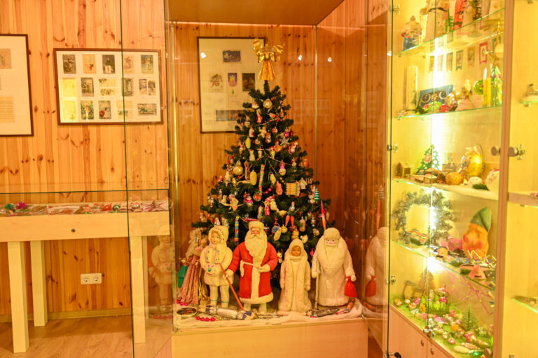 Kalėdinė eglutė Lietuvoje šiais laikais įžiebiama gerokai anksčiau, nei prasideda advento laukimas, o šventinė puošyba tapo neatsiejama žiemos sezono dalimi.