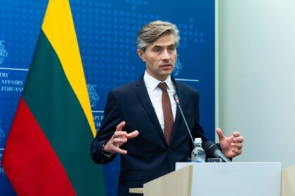 Užsienio reikalų ministras Kęstutis Budrys sako, kad Minsko sprendimas neišleisti Lietuvos vilkikų iš savo teritorijos ir neprisidėti prie meteorologinių oro balionų kontrabandos užkardymo yra kombinuota ataka.