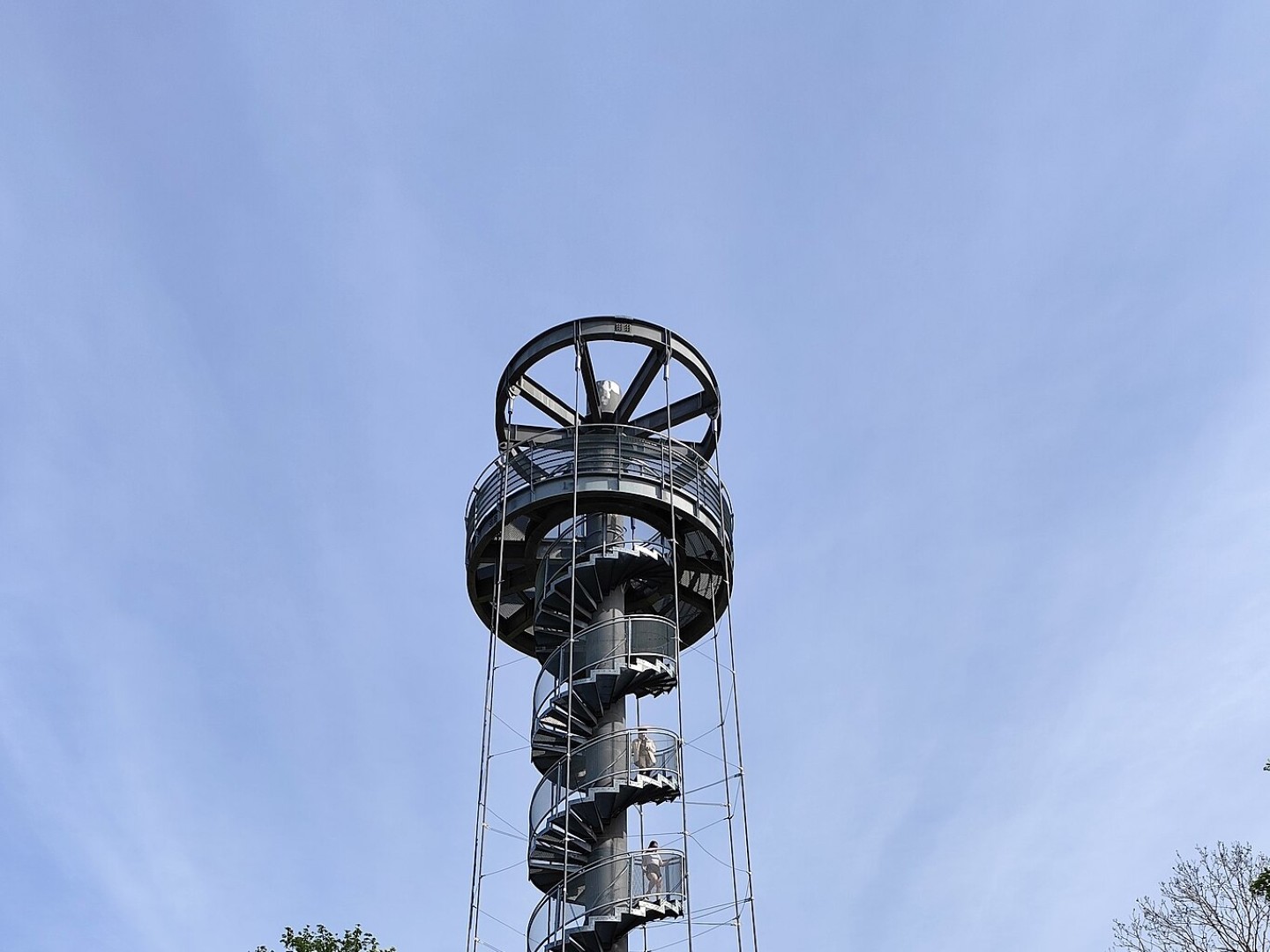 Vasaros pradžioje apmokestinus kopimą į Krekenavos apžvalgos bokštą, tačiau prie jo nepastačius automatinių vartų ir nepaskyrus bilietų kontrolieriaus, sudarytos sąlygos patikrinti lankytojų sąžinę.