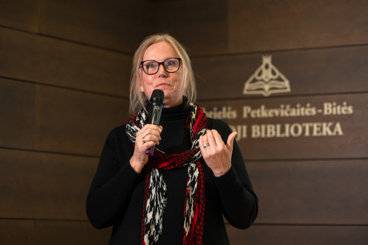 Į pilnutėlę Gabrielės Petkevičaitės-Bitės bibliotekos salę žengusi režisierė Janina Lapinskaitė trumpam sustingo – ją nuoširdžiai nustebino į susitikimą su dokumentinio kino kūrėja susirinkusi minia.