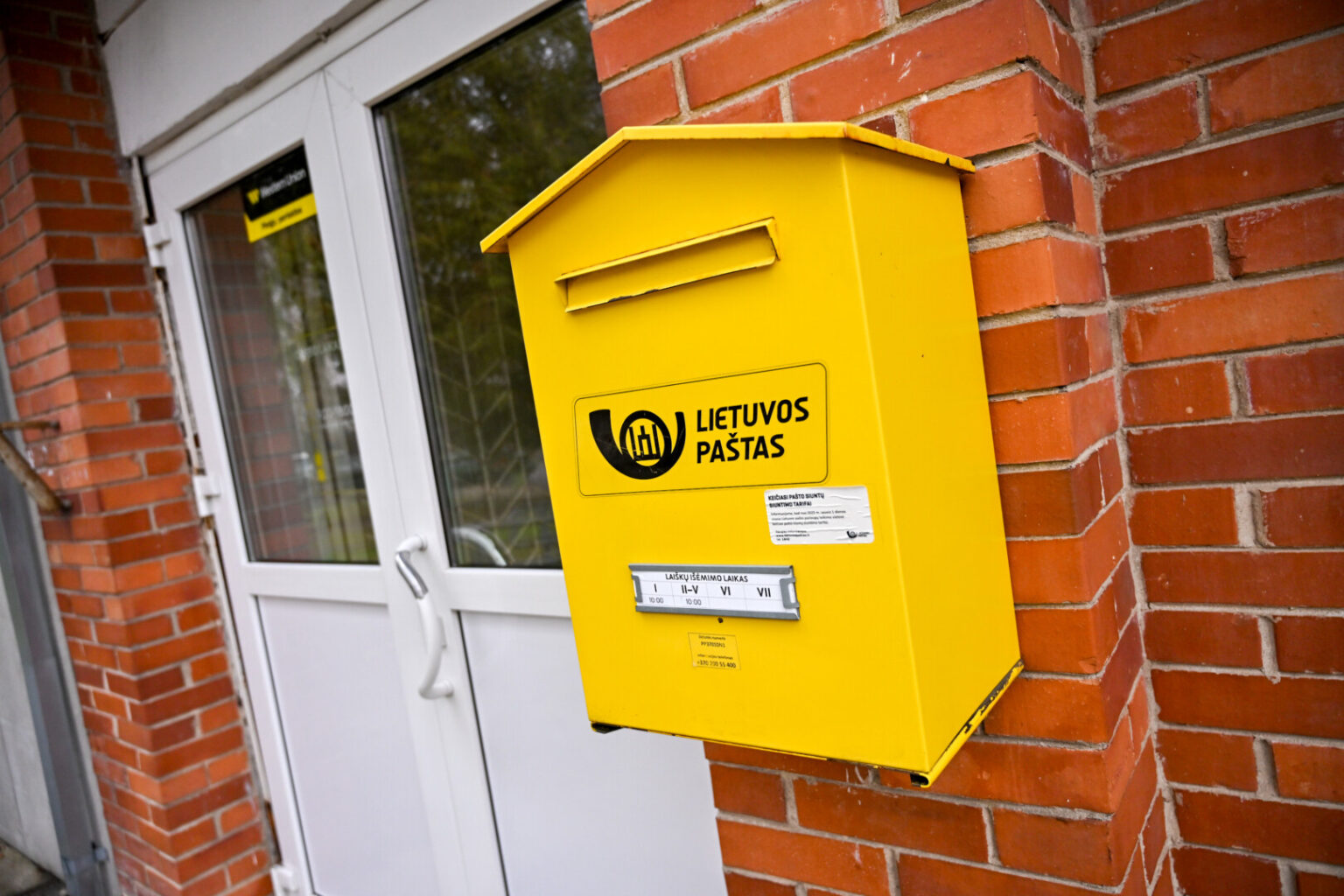 Suėjo trys savaitės, kai Pasvalyje išsiųstas laiškas su dokumentais vis dar keliauja 30 kilometrų atstumą iki Panevėžio rajone esančios Piniavos. Jo nesulaukianti piniaviškė pripažįsta jau pavargusi skambinti į paštą ir klausinėti, kada bus pristatyta svarbi siunta.