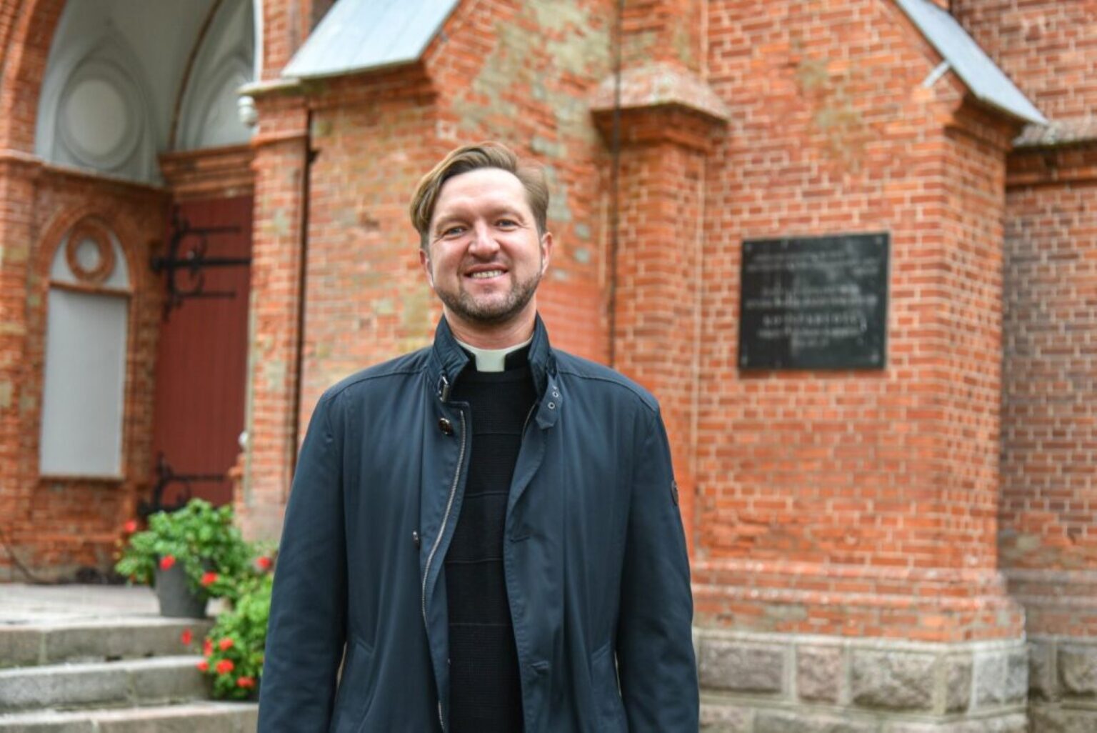 Po Ramygalos Šv. Jono Krikštytojo bažnyčios didžiuoju altoriumi slypinti kripta šiandien atgimsta iš naujo. Buvusi drėgna, šalta ir nejauki kunigų amžino poilsio vieta sutvarkyta ir pritaikyta oriam lankymui. Vienoje iš jos nišų saugomos ir iš Ramygalos kilusios Dievo tarnaitės Marijos Kazimieros Kaupaitės relikvijos.