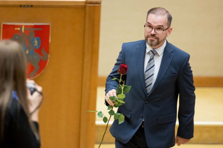 Pirmadienį prezidentui Gitanui Nausėdai susitinkant su kandidatu į krašto apsaugos ministrus Robertu Kaunu, į Simono Daukanto aikštę susirinkę kelios dešimtys protestuotojų ragina šalies vadovą neskirti socialdemokrato į šias pareigas.