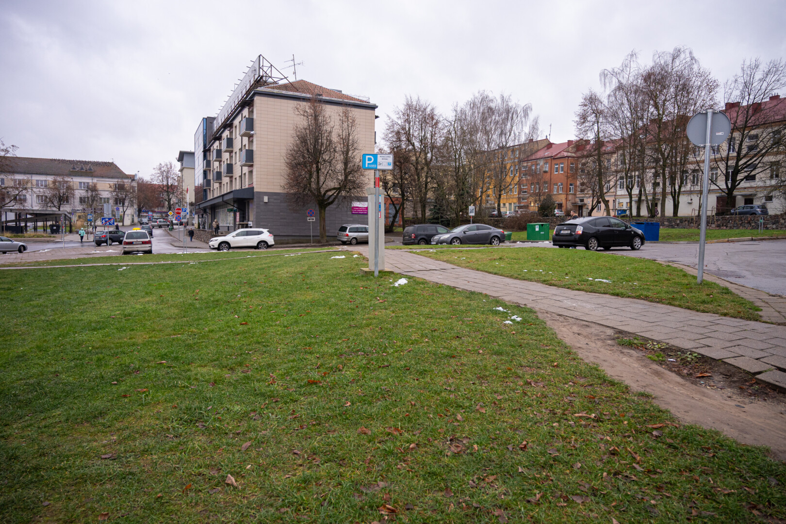 Naujasis daugiabutis iškils prie Savanorių aikštės 3-iuoju numeriu pažymėto namo. P. ŽIDONIO nuotr.
