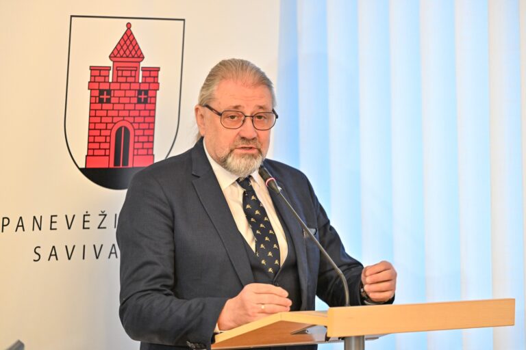 Maratoną teismuose pergale užbaigęs ir nuo prokurorų mestų visų kaltinimų išteisintas buvęs Panevėžio meras Rytis Račkauskas grįžta į miesto Savivaldybę.