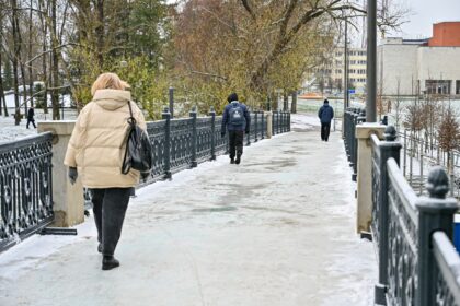Keliaujantieji nuo Senvagės A. Jakšto gatvės link jau vėl gali naudotis pėsčiųjų tiltu per Nevėžį – po beveik keturių mėnesių uždarymo panevėžiečiams nuo šio ryto jau nebereikia daryti lanksto.