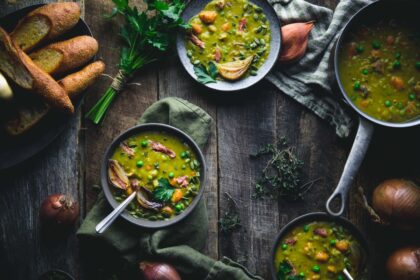 Rūkyta krūtininė, šoninė ar prieskoniais pagardinta dešra – bet kuria iš jų pagardinta sriuba taps tobulu šaltos dienos patiekalu: sočiu, maistingu ir greitai sušildančiu.