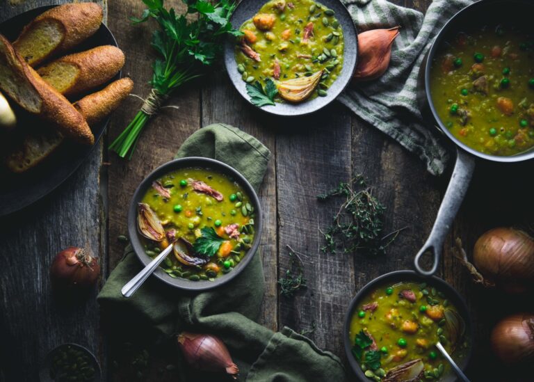 Rūkyta krūtininė, šoninė ar prieskoniais pagardinta dešra – bet kuria iš jų pagardinta sriuba taps tobulu šaltos dienos patiekalu: sočiu, maistingu ir greitai sušildančiu.