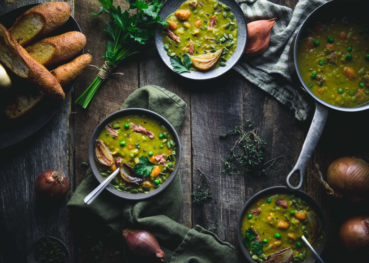 Rūkyta krūtininė, šoninė ar prieskoniais pagardinta dešra – bet kuria iš jų pagardinta sriuba taps tobulu šaltos dienos patiekalu: sočiu, maistingu ir greitai sušildančiu.