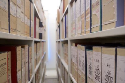 Vyriausybė nepritaria pavasarį Seime pradėtoms svarstyti konservatoriaus Arvydo Anušausko ir „Nemuno aušros“ lyderio Remigijaus Žemaitaičio iniciatyvoms, kuriomis siekiama išslaptinti buvusius KGB bendradarbius.