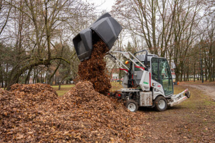 Šiuo metu visame mieste – tiek viešosiose teritorijose, tiek prie daugiabučių – intensyviai grėbiami lapai. Jau keletą metų „Panevėžio specialus autotransportas“ iš daugiabučių kiemų bendrijų prašymu kartą per sezoną juos išveža nemokamai.