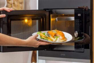 Mikrobangų krosnelė jau seniai tapo nepakeičiamu virtuvės pagalbininku.