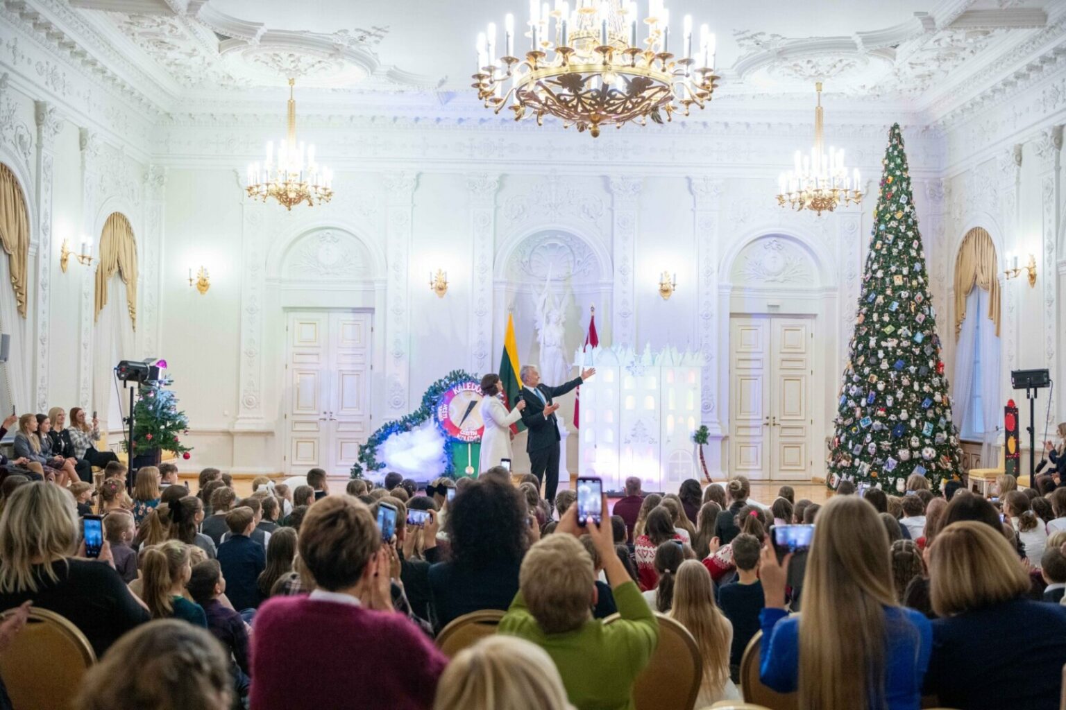 Šalies vadovas Gitanas Nausėda ir pirmoji ponia Diana Nausėdienė ketvirtadienį Prezidentūros Baltojoje salėje įžiebė Kalėdų eglę.
