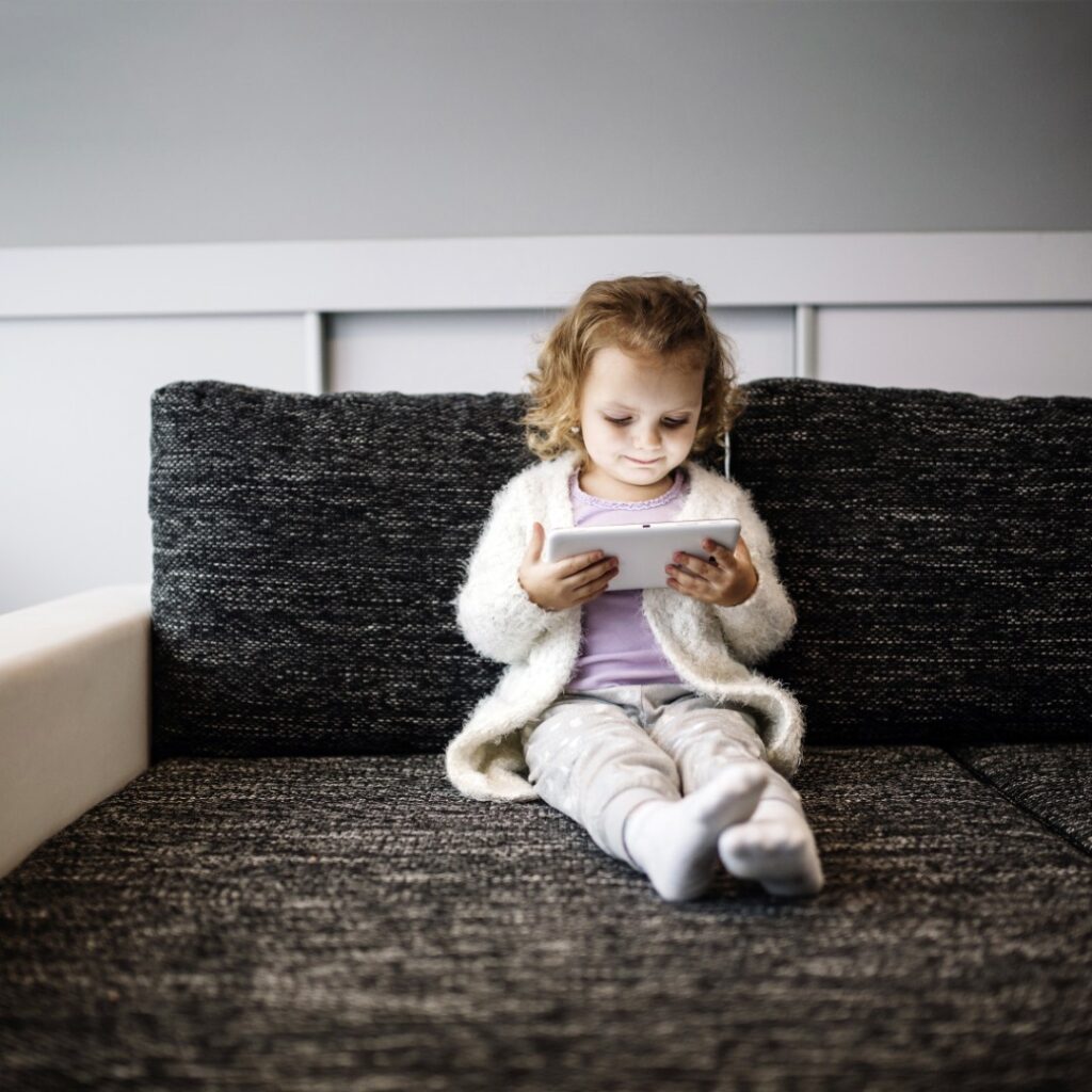 Ar ir jums vaikystėje sakydavo, kad negalima sėdėti per arti televizoriaus?