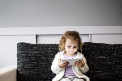 Ar ir jums vaikystėje sakydavo, kad negalima sėdėti per arti televizoriaus?