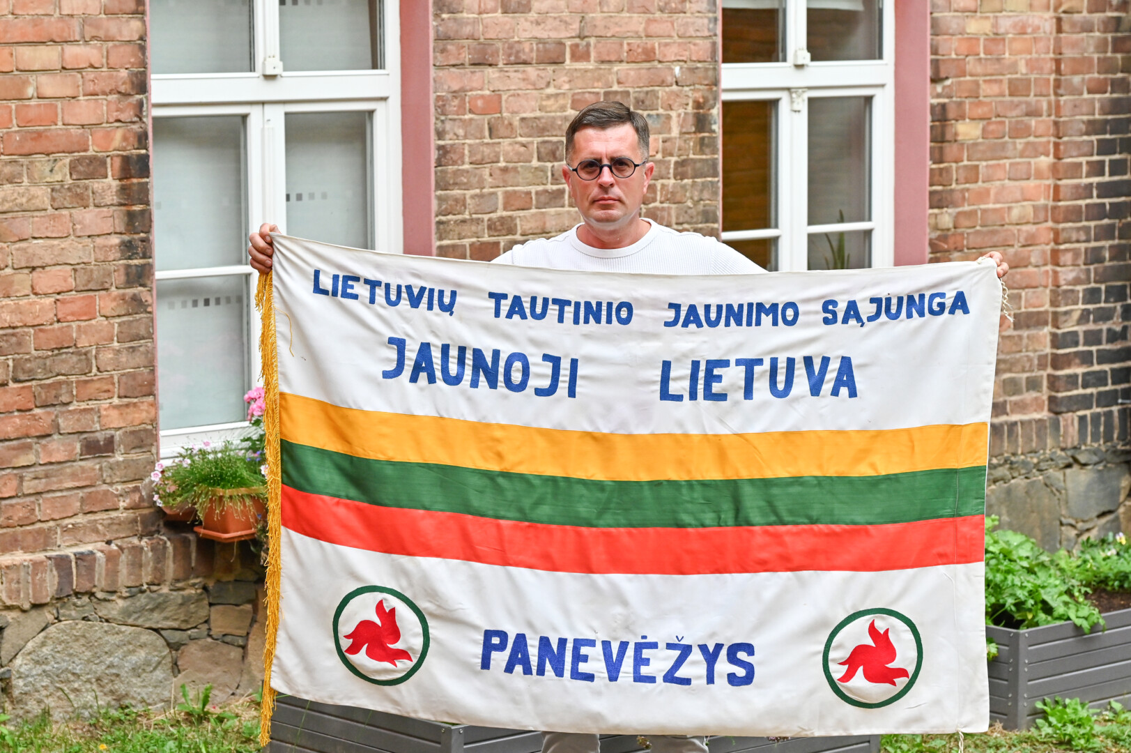 Pagal senųjų vėliavų pavyzdį pasiūtas jaunalietuvių vėliavas Saulius Kurnickas pernai padovanojo Panevėžio kraštotyros muziejui. G. KARTANO nuotr.