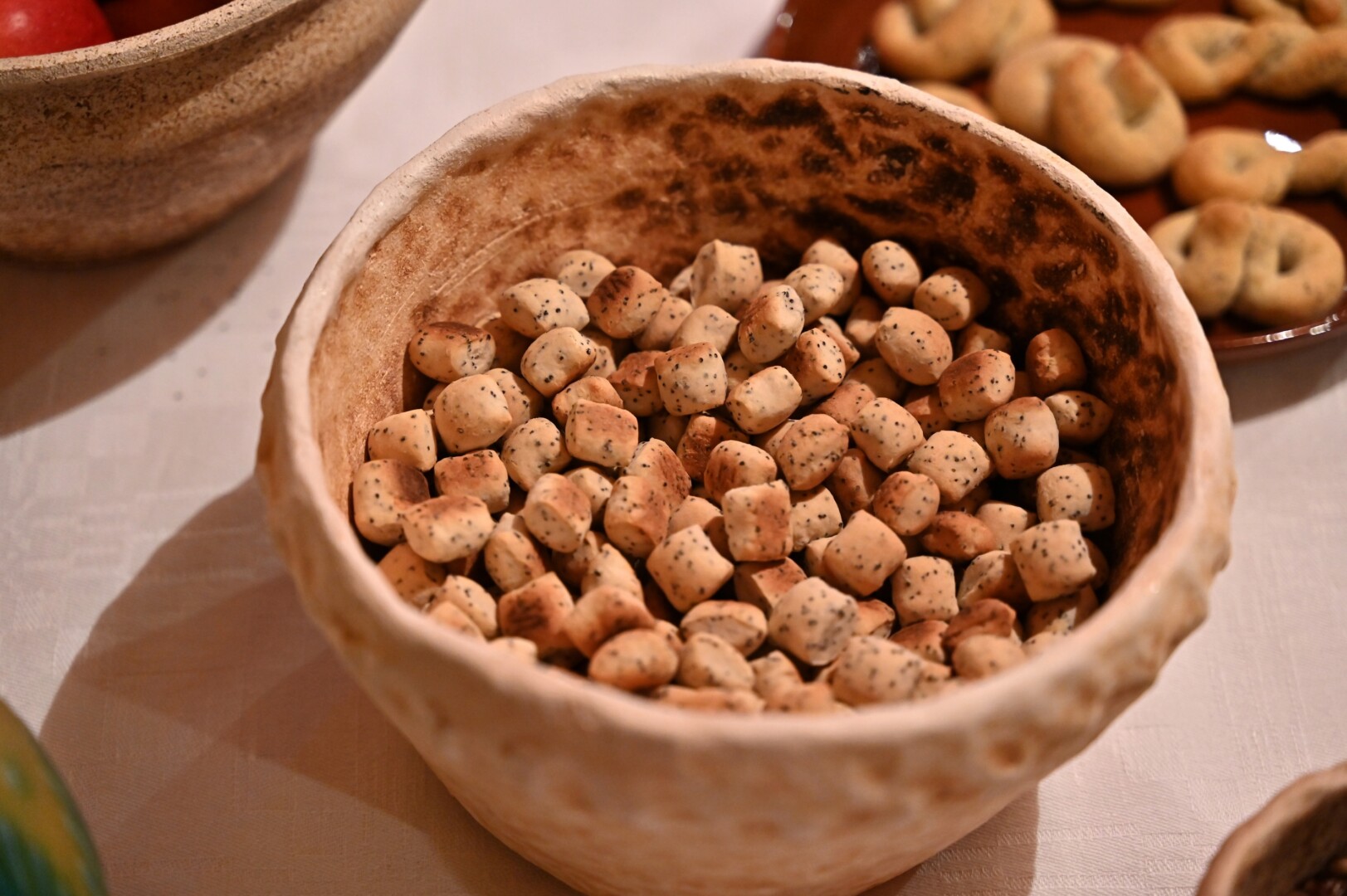 Tradicinis lietuvių Kūčių vakarienės patiekalas – kūčiukai – yra tarsi apeiginė duonelė. Jų po vakarienės būtinai paliekama ant stalo pernakt, kad rastų trumpam sugrįžę amžino poilsio atgulę artimieji. G. KARTANO nuotr.