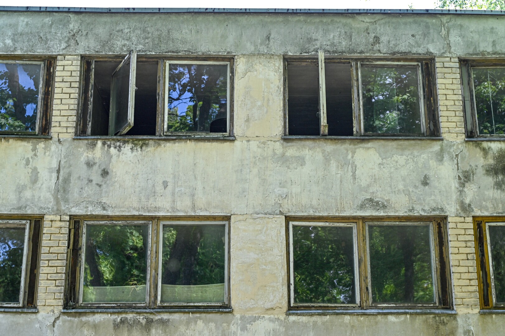 Buvęs Naujarodžių daržininkystės tarybinio ūkio bendrabutis, kurio gyventojai vandenį į butus nešdavosi iš šulinio, o prispaudus gamtiniams reikalams skuosdavo į būdelę kieme, bus keliamas naujam gyvenimui. G. KARTANO nuotr.