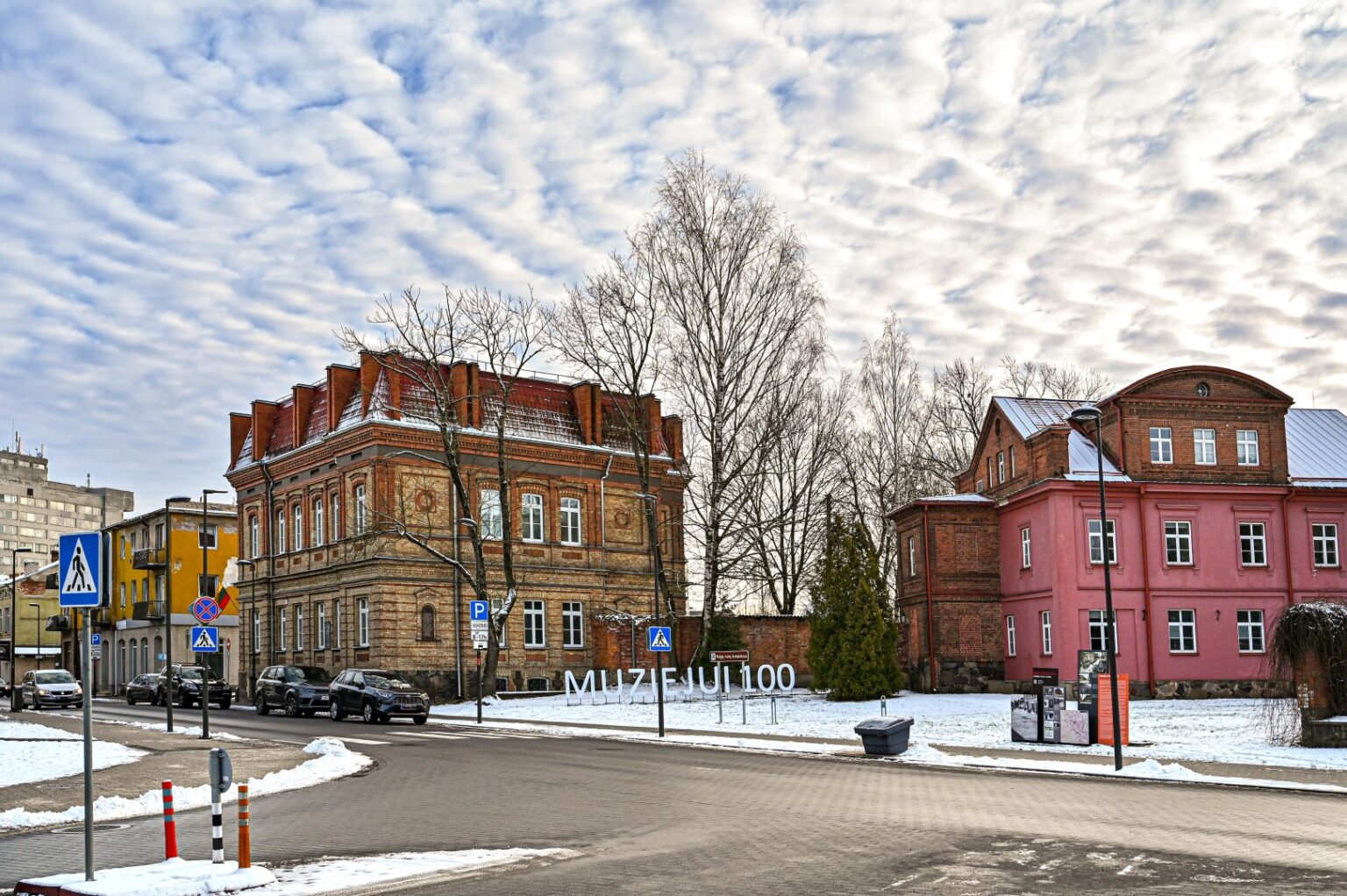 Panevėžio krašto atmintis glūdi ne tik archyvuose ar užfiksuota senose fotografijose – ji alsuoja medinėse skulptūrėlėse, nusitrynusiose verpstėse ir senolių rankas menančiuose įrankiuose.