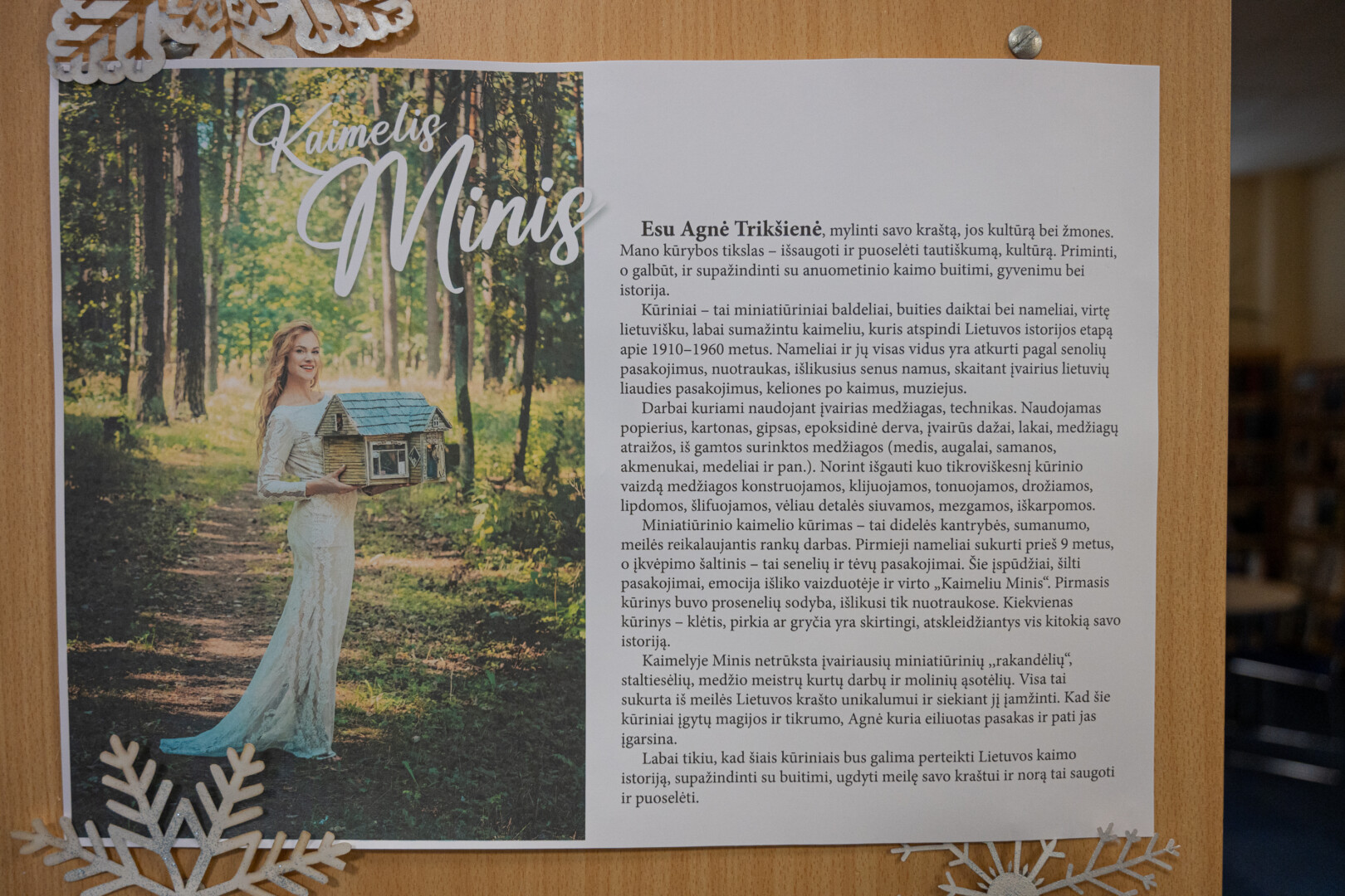 Panevėžio Smėlynės bibliotekoje eksponuojami septyni namukai su neįtikėtinai smulkmeniškai sukurta kaimo buitimi tėra dalis visos įspūdingos kolekcijos. P. ŽIDONIO nuotr. 