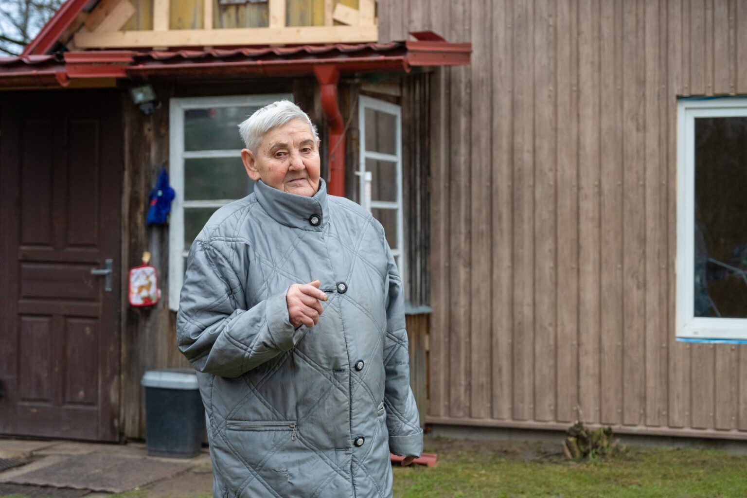 Berčiūnų pašonėje esančio Smiltynės viensėdžio senbuvė, 77-erių Birutė Suvaizdienė jau beveik metus glaudžiasi lauko virtuvėlėje.