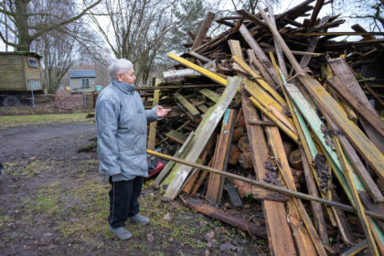 Berčiūnų pašonėje esančio Smiltynės viensėdžio senbuvė, 77-erių Birutė Suvaizdienė jau beveik metus glaudžiasi lauko virtuvėlėje.