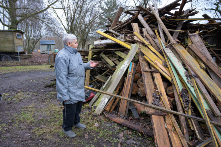 Berčiūnų pašonėje esančio Smiltynės viensėdžio senbuvė, 77-erių Birutė Suvaizdienė jau beveik metus glaudžiasi lauko virtuvėlėje.