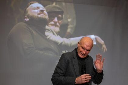 Ilgamečio Juozo Miltinio dramos teatro aktoriaus, režisieriaus Albino Kėlerio kūrybos vakaras Panevėžio apskrities Gabrielės Petkevičaitės-Bitės viešojoje bibliotekoje planuotas kelis mėnesius, tačiau tapo ir maloniu atsitiktinumu – proga padėkoti ir pasveikinti menininką gavus Lietuvos nacionalinę kultūros ir meno premiją.