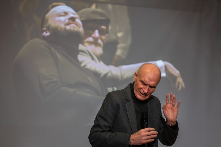 Ilgamečio Juozo Miltinio dramos teatro aktoriaus, režisieriaus Albino Kėlerio kūrybos vakaras Panevėžio apskrities Gabrielės Petkevičaitės-Bitės viešojoje bibliotekoje planuotas kelis mėnesius, tačiau tapo ir maloniu atsitiktinumu – proga padėkoti ir pasveikinti menininką gavus Lietuvos nacionalinę kultūros ir meno premiją.