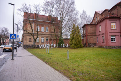 Šalia Panevėžio kraštotyros muziejaus iškils skulptūra, skirta pagerbti tarpukario notarus, aktyvius visuomenės veikėjus tėvą ir sūnų Joną ir Algirdą Moigius.