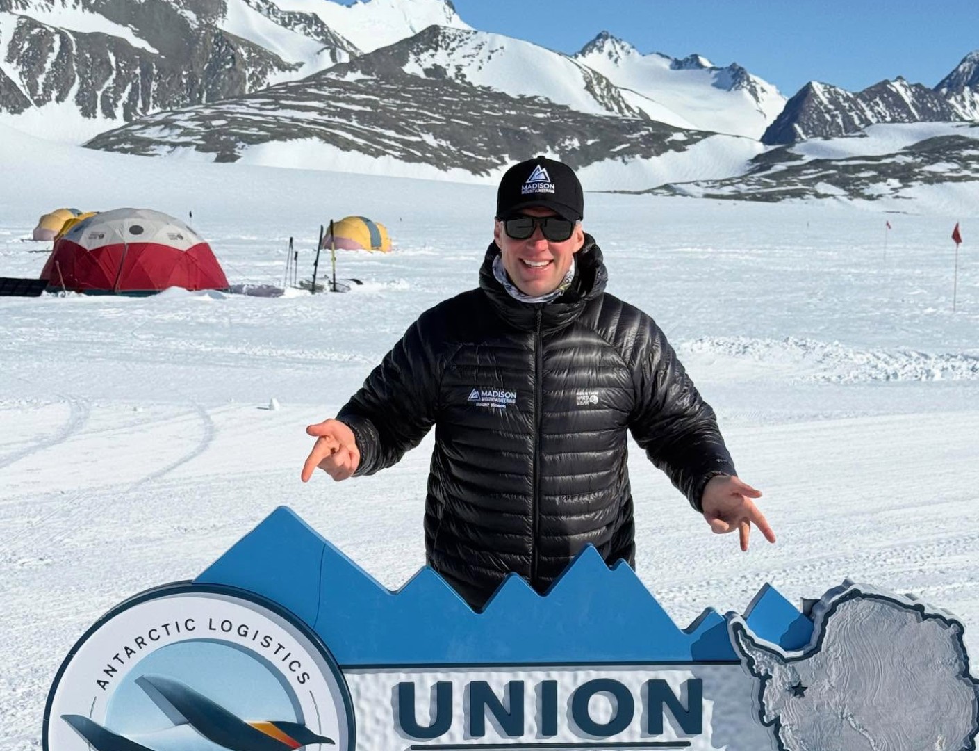 Panevėžietis Justas Narkevičius savaitgalį įkopęs į aukščiausią Antarktidoje Vinsono masyvo viršūnę tapo vienu iš vos keleto lietuvių, įveikusių Septynių viršukalnių iššūkį – pasiekusių aukščiausias viršukalnes kiekviename žemyne.