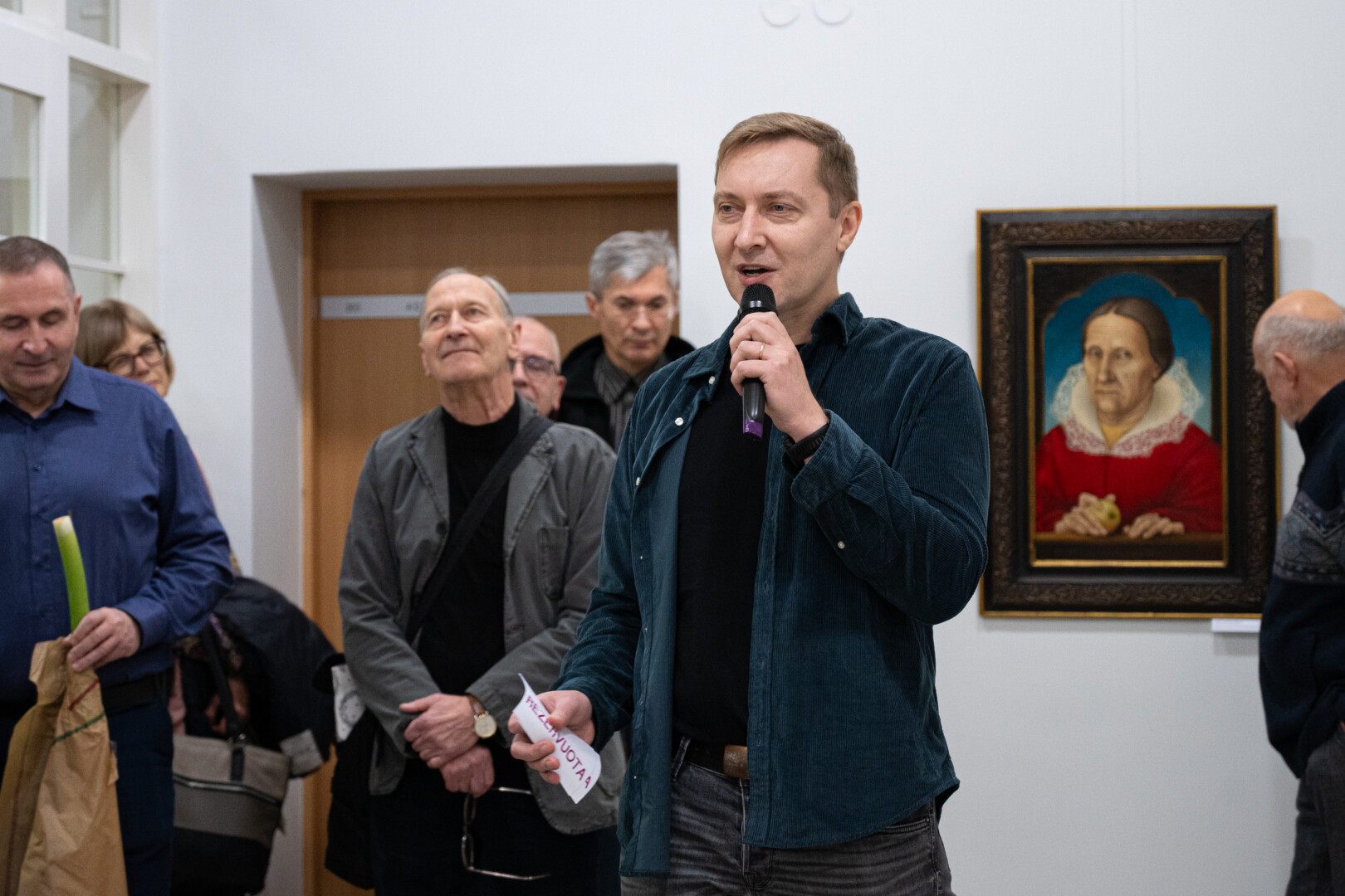 Stasio Petrausko kūrinius eksponuoti atrinkęs menininko sūnus Lukas sako norėjęs parodyti tėvo talentą viena vienintele linija atskleisti charakterį, personažą. P. ŽIDONIO nuotr.