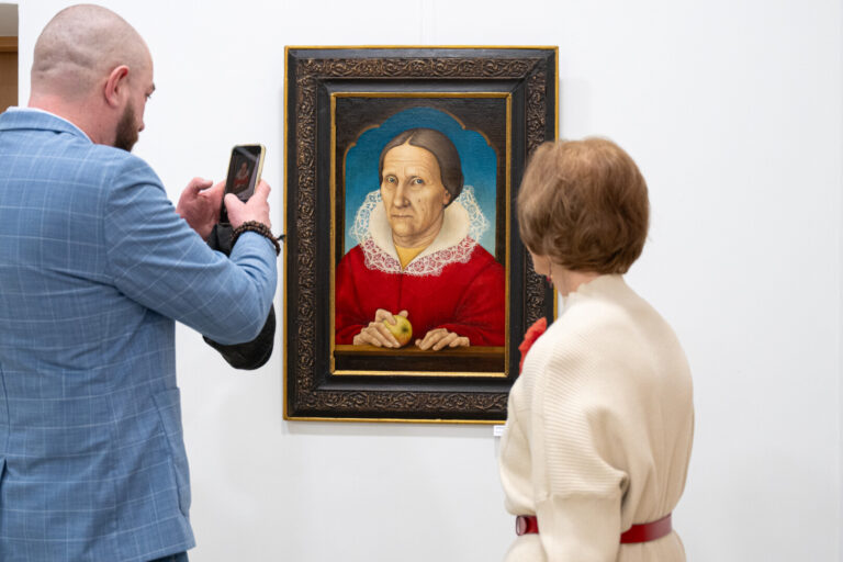 Kartais ekspozicijų erdvės pasirodo per mažos, kad sutalpintų autoriaus draugus, pažįstamus, bendražygius, artimuosius, talento gerbėjus. Taip nutiko Panevėžio apskrities Gabrielės Petkevičaitės-Bitės viešajai bibliotekai, kur atidaryta Stasio Petrausko-Bitlo (1950–2010) tapybos ir grafikos darbų paroda.