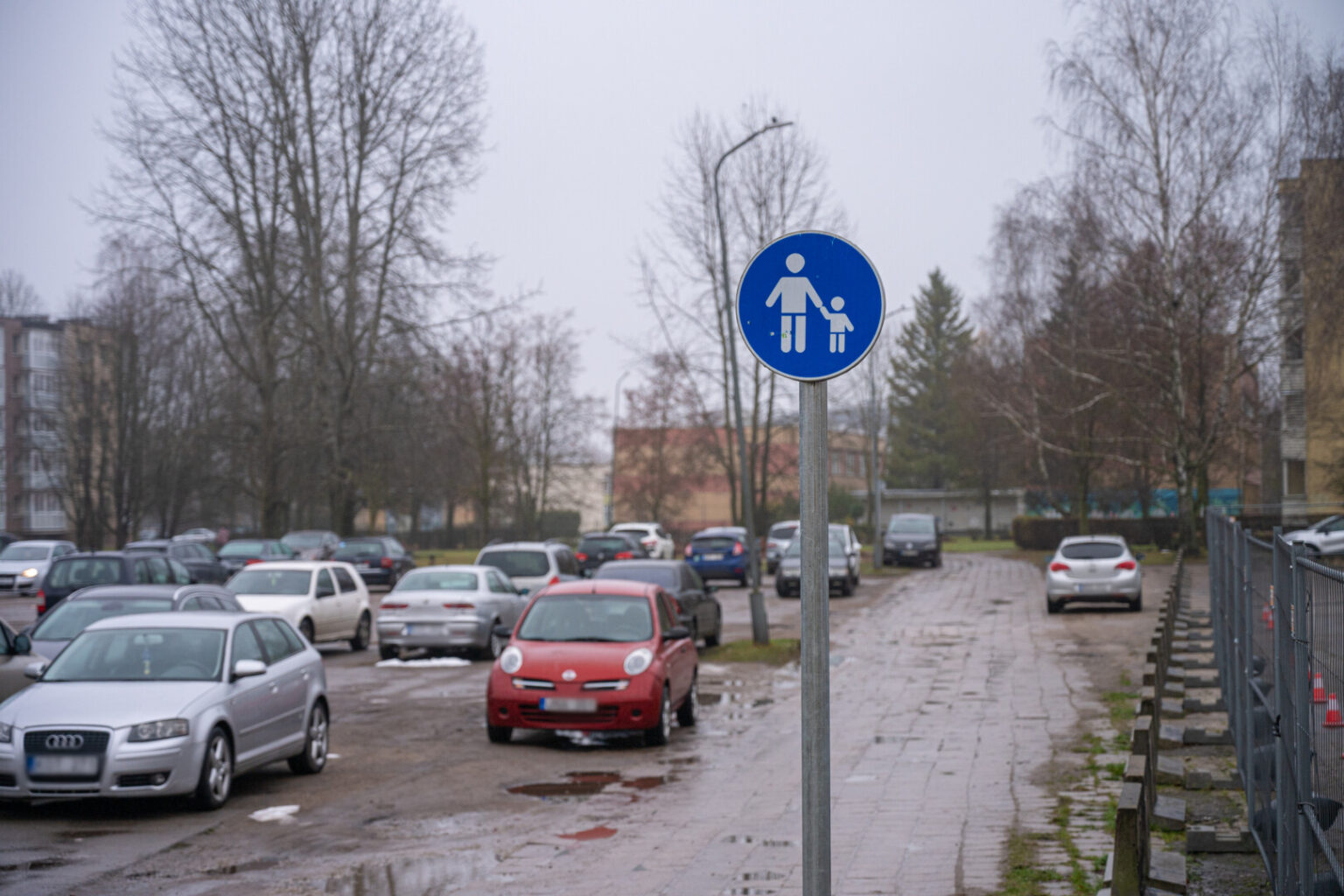 Panevėžyje iš Parko ir Statybininkų gatvių ribojamo daugiabučių kiemo krepšinio aikštelės vairuotojai prieš porą metų išginė jaunimą, o dabar bando išvyti ir pėsčiuosius.