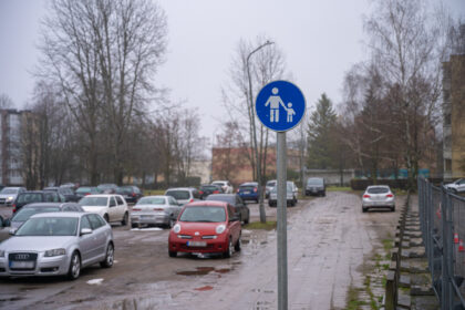 Panevėžyje iš Parko ir Statybininkų gatvių ribojamo daugiabučių kiemo krepšinio aikštelės vairuotojai prieš porą metų išginė jaunimą, o dabar bando išvyti ir pėsčiuosius.
