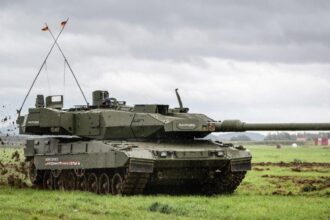 Krašto apsaugos ministerija (KAM) kartu su tarptautiniais partneriais – „KNDS Deutschland“, „Rheinmetall Landsysteme“ ir valstybės valdomos energetikos grupės „EPSO-G“ atstovais pasirašė memorandumą dėl pramoninio bendradarbiavimo, susijusio su pagrindinių kovos tankų „Leopard 2 A8“ surinkimo bei priežiūros infrastruktūros kūrimu Lietuvoje, skelbia KAM.