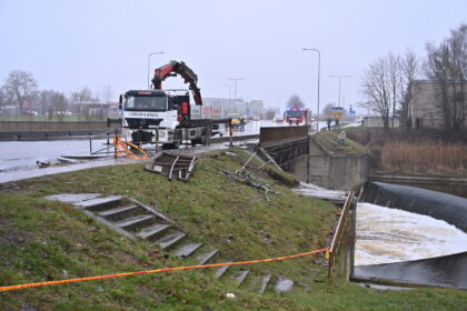 Šeštadienio rytą tarnybos gavo pranešimą apie Panevėžyje į Nevėžio upę nuskriejusį automobilį, kuriame, pirminiais duomenimis, gali būti žmonių. Narams pavyko nustatyti transporto priemonės buvimo vietą, vyksta pasiruošimas gelbėjimo operacijai.