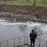 Tarnyboms iš Nevėžio ištraukus šeštadienio rytą užtvankos baseine nuskendusį automobilį, buvo rasti ne juo važiavusių vyrų kūnai.