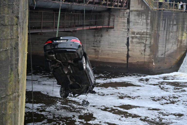 Tarnyboms pavyko ištraukti šeštadienio rytą Panevėžyje į Nevėžio upę nuskriejusį BMW automobilį, kiek vėliau vandenyje buvo rastas trečiojo keleivio kūnas.