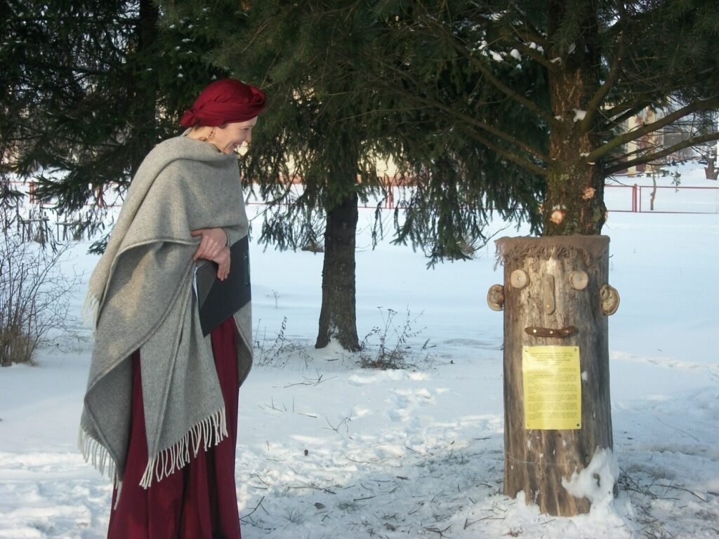 Lietuviškų žiemos apeigų margumyne yra paprotys, primenantis, kad mūsų protėviai puikiai suvokė žmogaus ir gamtos ryšį – atsvara tamsai buvo šviesa, o blogiui – ugnis.