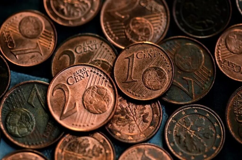 Praėjus septyniems mėnesiams nuo apvalinimo atsiskaitant grynaisiais pinigais pradžios, į Lietuvos banką jau grįžo per 30 mln. vienetų 1 cento ir 2 centų monetų.