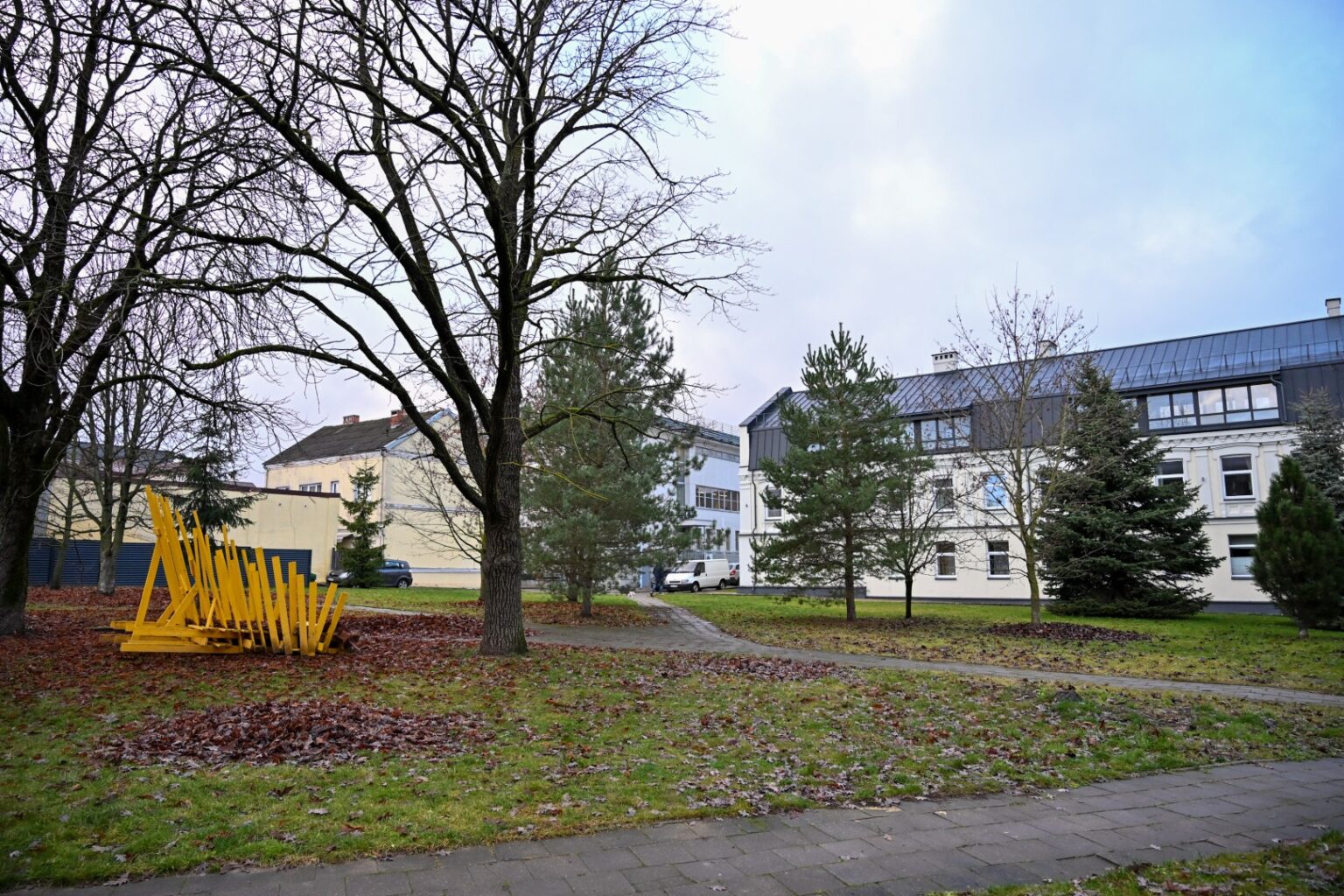 Po ilgai trukusių diskusijų Panevėžio kultūros bendruomenė rado kompromisą – pačiame miesto centre, A. Kisino gatvelėje esančią žaliąją erdvę siūloma pakrikštyti Literatų skvero vardu.