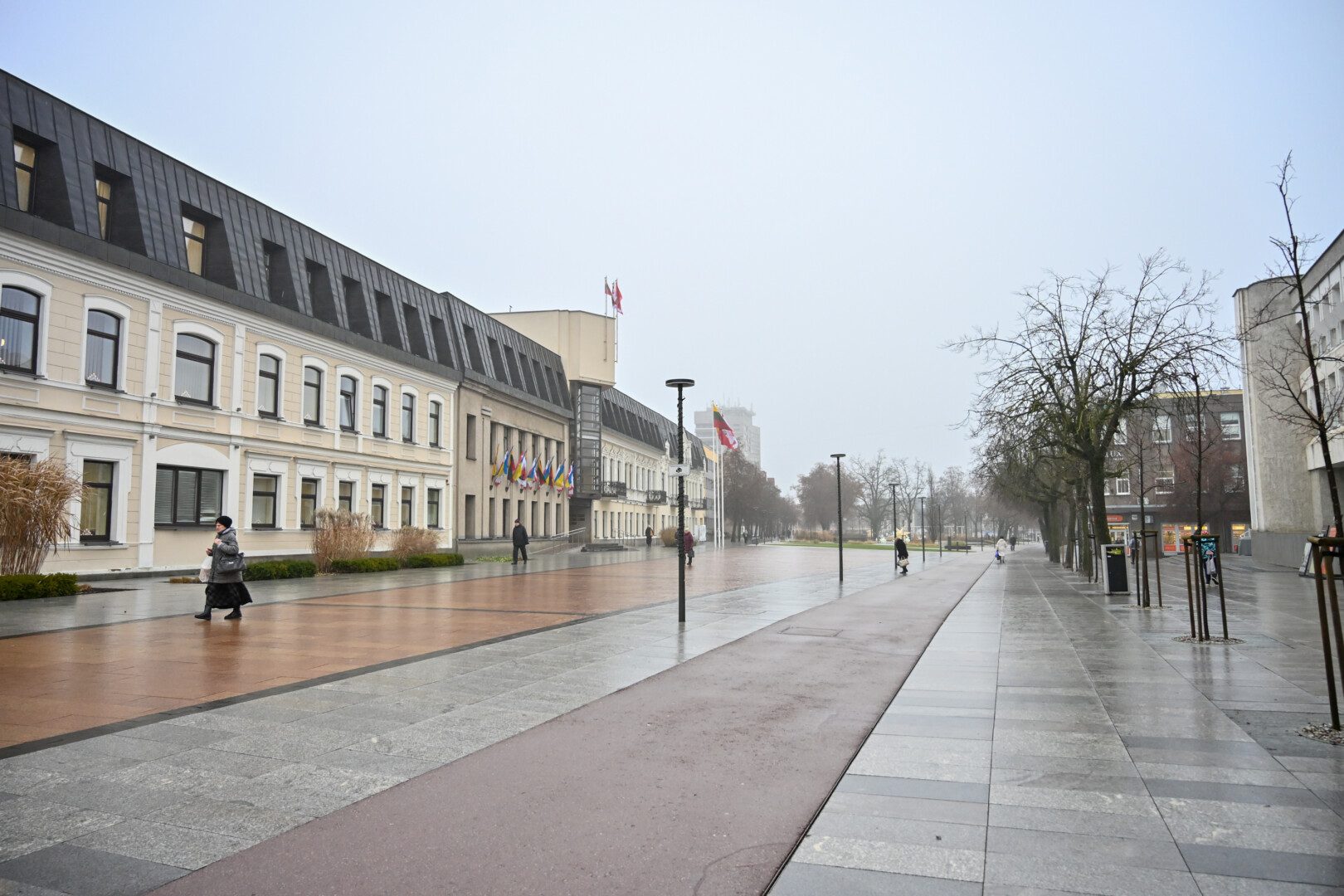 Daugiausia sutrūkusių pilko granito plokščių yra pietinėje Laisvės aikštės dalyje. Savivaldybės specialistai neabejoja: jos ne pačios sutrūkinėjo, o buvo sugadintos. P. ŽIDONIO nuotr.