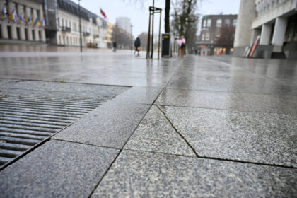 Panevėžio širdimi vadinama Laisvės aikštė, dar visai neseniai atgimusi po modernios rekonstrukcijos, šiandien jau siunčia nerimo signalus – jos granito dangoje ima rastis plyšių.