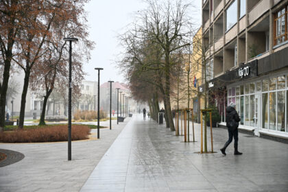 Panevėžio širdimi vadinama Laisvės aikštė, dar visai neseniai atgimusi po modernios rekonstrukcijos, šiandien jau siunčia nerimo signalus – jos granito dangoje ima rastis plyšių. Kol miestiečiai ieško kaltųjų tarp mugių, renginių rengėjų ir sunkiosios technikos, Savivaldybė pripažįsta problemą, tačiau atsakymo, kaip „gydyti“ skilinėjančią aikštę, kol kas neturi.