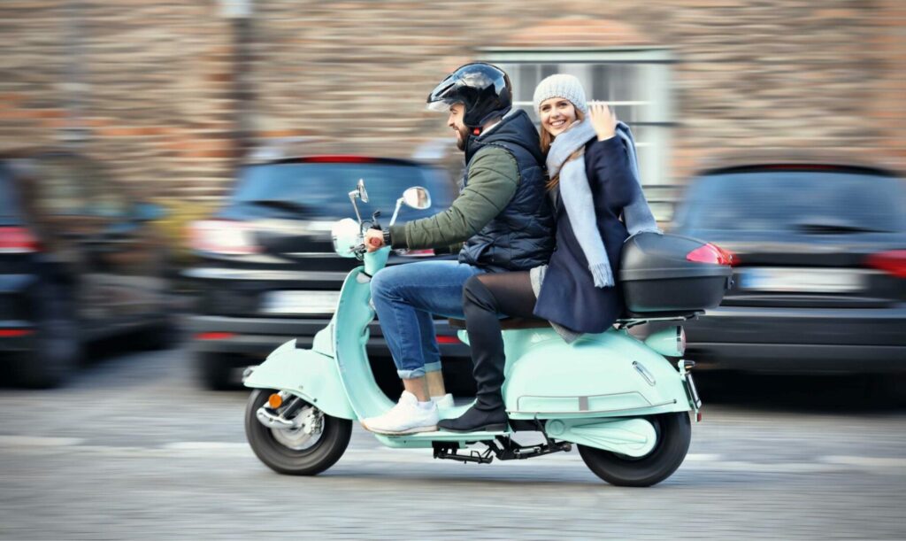 Siekiant išvengti skaudžių eismo įvykių keliuose, Seimas sugriežtino reikalavimus mopedų ir vadinamųjų mažųjų automobilių vairuotojams.