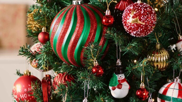 Kalėdų dekoracijos paprastai siejamos su šiluma, šeimos tradicijomis ir jaukia šventine nuotaika. Daugelis iš mūsų turi bent vieną ypatingą eglutės žaisliuką, paveldėtą iš senelių ar išsaugotą nuo vaikystės. Tačiau pasaulyje egzistuoja dekoracijų, kurių vertė tokią nostalgiją iškelia į visiškai kitą lygį – kai kurie papuošalai kainuoja daugiau nei automobiliai, butai ar net namai. Brangiausios kalėdinės dekoracijos istorijoje Kaip eilinis eglutės burbulas tampa vertas penkiaženklės ar šešiaženklės sumos? Kodėl senovinis subraižytas stiklinis paukštelis aukcionuose staiga kainuoja tūkstančius? Tai – kelionė į prabanga spindinčią Kalėdų istorijos pusę, kur šventiniai papuošalai tampa meno kūriniais, investicijomis ir net prestižo simboliais. Kalėdinių žaisliukų ištakos Kalėdos – viena laukiamiausių metų švenčių, todėl įprasta galvoti, kad jų tradicijos siekia kelis tūkstančius metų. Istorikai sutaria, kad pirmieji dokumentuoti Kalėdų medžių puošimo atvejai pasirodo apie XV–XVI a., daugiausia dabartinėje Vokietijoje, Elzase, tuomet Šventosios Romos imperijoje. Tačiau nuo ko tiksliai prasidėjo ši tradicija – neaišku. Dažnai pasakojama, kad pirmasis eglutę per Kalėdas pradėjo puošti Martynas Liuteris, protestantų reformacijos pradininkas. Esą jis, Kalėdų naktį vaikštinėdamas miške, taip susižavėjo sniegu pasidabinusiomis eglutėmis ir jame atsispindinčiomis žvaigždėmis, kad pats nusikirto medį ir namuose jį papuošė žvakėmis. Tiesa, egzistuoja ir kita versija, kuri teigia, kad pirmą kartą kalėdinė eglutė papuošta kaimyninėje Latvijoje 1510 m. Manoma, kad latvių eglutės buvo įžiebiamos per Naujuosius, o jas puošė popierinės gėlės. Tradicija puošti eglutę populiarėjo gana lėtai. Elzase, Vokietijoje, 1521 m. pirmą kartą papuošta pušis, Strasbūro katedroje eglutė Kalėdoms pirmą kartą sužibo 1539 m. O štai Anglijoje, Kanadoje ir JAV kalėdinių eglučių puošimas tapo populiarus tik XIX a. antroje pusėje. Tuo metu dauguma amerikiečių eglutę laikė pagonių simboliu, todėl toks atvykėlių iš Vokietijos ir Olandijos elgesys atrodė mažų mažiausiai keistas. Nepaisant tokio skeptiško požiūrio, amerikiečiai netrukus susižavėjo šia tradicija ir patys pradėjo ją propaguoti per kiekvienas Kalėdas. Iš pradžių eglutės buvo puošiamos žvakėmis, tačiau žmonės greitai suprato, kad ugnis, tirpstantis vaškas ir medis nėra pats geriausias derinys, todėl jas greitai pakeitė vaisiai, riešutai, meduoliai, datulės, įvairūs sausainiai, kuriuos Kalėdų dieną tėveliai leisdavo suvalgyti vaikams. Vėliau šie valgomi žaisliukai buvo pakeisti dekoracijomis iš stiklo, kurios priminė obuolius. Tik nuo XVIII a. kalėdinė eglutė pradėta puošti blizgiomis girliandomis, elektrinėmis lemputėmis ir saldainiais. Puošmenų gamintojų dinastijos Nors šiandien gali atrodyti, kad eglutės žaisliukai – sezoninis smulkusis verslas, iš tikrųjų Europoje veikia šimtmečius gyvuojančios dirbtuvės, kurios kūrė Kalėdų puošmenas dar tada, kai dabartiniai miestai buvo tik besikuriantys pramonės centrai. Vokietijoje, Čekijoje ir Šveicarijoje iki šiol yra stiklo meistrų dinastijos, kurių tradicijos perduodamos iš kartos į kartą. Šeimose nuo vaikystės mokoma pūsti stiklą, kurti ornamentus, išdažyti raštus, o dauguma procesų beveik nepakito nuo XIX a. Kai kurios dirbtuvės turi ypatingą reputaciją. Pavyzdžiui, mažos šeimos manufaktūros Laušoje gamino žaisliukus karališkosioms šeimoms, aristokratams ir elitui, o jų žaisliukai šiandien laikomi aukščiausios klasės kolekcinėmis vertybėmis. Jų kuriami papuošalai nėra tik dekoro elementai – tai šimtmečio tradicijos, meistrystės ir kultūros palikimas. Stiklo puošmenų gimimas Kalėdų eglutės puošyba, kokią pažįstame šiandien, turi gilias šaknis, siekiančias XIX a. vidurį. Būtent tada Vokietijos Laušos mieste – žinomame kaip stiklo menininkų centras – atsirado pirmieji masiškai gaminti Kalėdų eglutės žaisliukai iš stiklo. Iš pradžių jie buvo paprasti, rankų darbo, dažnai dažyti spalvotais dažais ir kabinami ant eglutės kaip šventinis akcentas. Bet Laušos meistrai sukūrė šį tą daugiau nei tik dekoraciją – jie suteikė eglutėms blizgesio, džiaugsmo ir magijos. Tradicija kabinti ant eglutės stiklo burbulus greitai išplito Europoje, ypač Vokietijoje, Prancūzijoje ir Anglijoje. Tuo metu Kalėdos buvo labiau šeimos šventė, todėl rankų darbo burbulai ne tik puošė medį, bet ir simbolizavo artimųjų meilę bei šeimos tradicijas. Šiandien šie senoviniai žaisliukai, žinomi kaip Kugel Ornaments, yra vieni rečiausių ir vertingiausių kolekcininkų trofėjų. Jie ne tik reprezentuoja XIX a. amatų meistrystę, bet ir liudija, kaip paprasti kasdieniai daiktai gali tapti istorijos liudininkais. Autentiški Kugel burbulai, priklausomai nuo būklės, amžiaus, formos ir retumo, gali kainuoti nuo kelių šimtų iki dešimčių tūkstančių dolerių. Kai kurie ypač reti egzemplioriai, kurių paviršius nepažeistas, o detalės – autentiškos, aukcionuose pasiekia rekordinę vertę. Taigi tai, kas iš pradžių buvo paprastas šventinis papuošalas, laikui bėgant tapo daug daugiau: kolekcionavimo aistra ir nostalgijos simboliu. Šiuolaikiniai kolekcininkai vertina ne tik estetines žaisliukų savybes, bet ir jų kultūrinę reikšmę: kiekvienas Kugel burbulas pasakoja istoriją apie praeities šventes, rankų darbo amatų meistrystę ir senąją europietišką Kalėdų tradiciją. Be to, šie žaisliukai tapo neatskiriama dekoratyvinių kolekcijų dalimi ir įkvėpė šiuolaikinius juvelyrus bei dizainerius kurti prabangias, vienetines dekoracijas, kurios šiandien gali kainuoti šimtus tūkstančių dolerių. Tad stiklo puošmenos gimimas XIX a. Laušoje ne tik pakeitė Kalėdų eglutės įvaizdį, bet ir padėjo sukurti pasaulinę kolekcionavimo kultūrą, gyvą iki šiol. Kolekcininkų pasaulyje Brangių Kalėdų dekoracijų pasaulis turi savą, labai uždarą ekosistemą, kurioje dominuoja aukcionai, ekspertai ir kolekcininkai, nuolat medžiojantys retus šventinius atributas. Tokiose vietose kaip „Christie’s“, „Sotheby’s“ ar specializuotuose vintažinių žaisliukų aukcionuose sprendžiama ne tik dekoracijos, bet ir jos istorijos vertė. Kainą lemia daugybė kriterijų: žaisliuko amžius, jo būklė, gamintojas, išskirtinės medžiagos, retumas ar net kilmė – pavyzdžiui, žaisliukas, kabėjęs ant karališkosios šeimos eglutės, gali kainuoti kelis kartus daugiau nei įprastas XIX a. burbulas. Aukcionų istorijoje netrūksta rekordų. Pavyzdžiui, reti Kugel burbulai, pagaminti vos keliais egzemplioriais, pasiekė 30–40 tūkst. dolerių, o juvelyrinės dekoracijos su brangakmeniais kartais viršija net gerai žinomų dailininkų paveikslų vertę. Kolekcininkų pasaulyje galioja viena taisyklė: kuo daugiau paslapties, kuo autentiškesnė istorija ir kuo geresnė būklė – tuo didesnė vertė. Tai rinka, kur Kalėdos ne tik švenčiamos, bet ir įkainojamos – kartais stulbinamomis sumomis. Kai Kalėdos tampa prabanga Kalėdų dekoracijų pasaulyje netrūksta ir ekscentriškumo. Kai kurie dizaineriai ir juvelyrai nusprendė perkelti Kalėdų puošmenas į prabangos pasaulį, kur jos virto unikaliomis meninėmis instaliacijomis, aukščiausio lygio amatų ir kūrybiškumo pavyzdžiais. Šie objektai jau ne tik puošia eglutes – jie tampa investicijomis, kolekcininkų vertybėmis ir galerijų eksponatais. Viena įspūdingiausių prabangių dekoracijų yra 2 metrų aukščio eglutė iš gryno aukso, sukurta Japonijos juvelyrų namų „Ginza Tanaka“. Šiai kūrybinei instaliacijai panaudota apie 19 kilogramų ultragryno aukso vielos, o rinkos kaina ši auksinė eglutė įvertinta maždaug 1,8 milijono JAV dolerių. Eglutės konstrukcija ir detalumas pabrėžia, kad tai – tikras juvelyrikos šedevras. Dar vienas pavyzdys – legendinis žaisliukas, pagamintas iš 18-os karatų baltojo aukso, papuoštas daugiau nei 1 500 deimantų ir 188 rubinais. Šis brito juvelyro kūrinys yra vienas brangiausių kada nors pagamintų eglutės žaisliukų istorijoje. 2009 m. jo vertė siekė daugiau nei 136 000 JAV dolerių! Šis modernus eglutės žaisliukas pristato, kaip Kalėdų simboliai gali būti meno objektu bei investicija viename. Šį unikalų kūrinį sukūrė britų juvelyras Markas Hasis. Kiekvienas brangakmenis kruopščiai atrinktas, o burbulas sukurtas taip, kad maksimaliai išryškintų šviesos žaismą ir spindesį. Pagaminti šį juvelyrikos šedevrą truko daugiau nei metus. Kiekviena detalė, kiekvienas akcentas buvo apgalvotas, siekiant sukurti objekto vientisumą, grožį ir unikalumą. Kodėl šis žaisliukas toks vertingas? Tai vienintelis egzempliorius – ne serijinė produkcija, o unikalus meno kūrinys, kurio analogų pasaulyje nėra. Šiuolaikiniai dizainai Šiandien garsūs mados ir juvelyrikos namai kuria limituotas kolekcijas, kurios išperkamos dar net nepradėjus šventinio sezono. „Swarovski“ metinės figūrėlės – vienas žinomiausių pavyzdžių. Kiekvienais metais pristatomas vienas naujas kristalų burbulas, kuris po kelerių metų tampa kolekcininkų svajone, o pirmieji serijos modeliai – tikra investicija. „Tiffany & Co.“ kasmet pasiūlo eglutės žaisliukų, pagamintų iš sidabro, o jų minimalistinis dizainas ir ribotas skaičius užtikrina didelę paklausą tarp prabangos kolekcininkų. Krištolo meistrai „Lalique“ ir „Baccarat“ kuria prabangias dekoracijas, kurios neretai labiau primena muziejaus eksponatus nei įprastus eglutės papuošalus. Kiekviena limituota serija gaminama tik vieną sezoną, o pasibaigus gamybai, kainos rinkoje kyla dešimtimis kartų. Taip šiuolaikiniai prekių ženklai suteikia modernumo natūraliai tradicijai, paversdami Kalėdų puošmenas subtiliais dizaino objektais. Sidabrinė klasika tapo kolekcionavimo fenomenu Vienas iš labiausiai atpažįstamų modernių kolekcionuojamų kalėdinių žaisliukų yra „Gorham“ sidabro snaigės – kasmet leidžiamas dizainas, kuris tapo daugelio šeimų ir kolekcininkų tradicija. „Gorham“ – vienas garsiausių JAV sidabro gamintojų – nuo 1970 m. kasmet pristato savo snaigę, sidabrinį eglutės žaisliuką. Tai ne praeities amato reliktas, o moderni tradicija, kuri per daugiau nei penkiasdešimt metų sukaupė savo gerbėjų: kiekviena žaisliukų serija pažymėta metais, supakuota originalioje dėžutėje, su brošiūra ir nurodytu kasmetiniu numeriu. Dėl šio nuoseklumo ankstyvieji egzemplioriai, ypač nepaliesti, su etiketėmis, yra labiau pageidaujami tarp kolekcininkų. Pirmąjį tokį žaisliuką sukūrė dizaineris Ričardas Maijela 1970 m. Jis planavo papuošalus pardavinėti už keliolika dolerių, bet idėja susilaukė didžiulės paklausos ir nuo tada kiekvienais metais pasirodo naujas, unikalus snaigės raštas. Daugiau nei pusę amžiaus leidžiamos snaigės šiek tiek skiriasi: kai kuriuose leidimuose matyti įmantrūs, ploni perforuoti raštai, kituose – reljefinės, dvisluoksnės kompozicijos. „Gorham“ snaigė yra puikus įrodymas, kad vertinga kalėdinė dekoracija nebūtinai reiškia prabangų vienetinį juvelyrinį kūrinį – kartais vertė gimsta iš nuoseklumo, prekinio ženklo reputacijos ir kolekcionavimo praktikos. Nors „Gorham“ papuošalai reklamuojami kaip kolekciniai ir turi sentimentalią vertę, jie retai pasiekia tokias sumas, kokias matome aukcionuose, kuriuose parduodami vienetiniai juvelyriniai žaisliukai ar XIX a. stikliniai Kugel. Kalėdos kosmose Nors Tarptautinėje kosminėje stotyje (ISS) dirbantys astronautai gyvena pagal griežtą dienotvarkę, per šventes ir jie randa būdų sukurti nors simbolišką Kalėdų nuotaiką. Tai tapo savotiška tradicija, tęsiama jau ne vieną dešimtmetį. ISS įgulos nariai dažnai papuošia aplinką nedideliais šventiniais atributais: ant sienų kabinamos lengvos popierinės girliandos, mažos dirbtinės eglutės, šalia darbo vietų pritvirtinamos kalėdinės kojinės, atsiranda vietos ir šeimos nuotraukoms su kalėdiniais motyvais. Šie daiktai į stotį dažnai atkeliauja kartu su siuntiniais, kuriuos NASA ar privataus transporto bendrovės pristato specialiomis progomis. Tokiose pakuotėse būna ir simbolinių dovanų arba mažų dekoracijų, parinktų tam, kad primintų Žemę ir suteiktų emocinį ryšį per šventes. Vienas įdomiausių istorinių pavyzdžių – 1973 m. misija „Skylab 4“. Trys astronautai, 84 dienas vykdę misiją, pasigamino Kalėdų eglutę iš tuščių maisto skardinių. Ši improvizuota eglė, dekoruota tuo, ką įgula rado kosminiame laive, tapo vienu pirmųjų dokumentuotų atvejų, kai žmonės kosmose pabandė sukurti kalėdinę atmosferą. Eglutė simbolizavo ne tik šventę, bet ir kūrybiškumą bei gebėjimą išlaikyti tradicijas net toli nuo Žemės. Nors kosminėse stotyse dėl saugumo reikalavimų niekada nebuvo kabinamos stiklinės dekoracijos, eglutės – tikros ar simbolinės – orbitoje egzistavo. Kartais jos buvo miniatiūrinės ir atsivežtos iš Žemės, o kartais – sukurtos vietoje iš to, kas buvo po ranka. Tokie paprasti gestai primena, kad net 400 kilometrų virš Žemė Kalėdos vis tiek randa kelią į žmonių širdis. Pirmasis popierinis Kalėdų atvirukas Kalėdų atvirukai šiandien yra įprasta šventinės komunikacijos priemonė: siunčiame draugams, giminaičiams, kartais kolegoms. Tačiau viskas prasidėjo nuo vieno ypatingo kūrinio, kuris šiandien kainuoja tūkstančius dolerių. Pirmasis pasaulyje komerciškai išleistas Kalėdų atvirukas sukurtas 1843 m. britų menininko Džono Kolkuto Horslio. Šis atvirukas žymi svarbų etapą Kalėdų istorijoje: jis buvo pirmasis spausdintas ir parduotas masinėje rinkoje. Atvirukas vaizdavo šeimos sceną – motiną, tėvą, vaikus – ir dekoruotas meninėmis detalėmis, kurios tų laikų žmonėms atrodė itin šventiškos ir estetiškai patrauklios. Nors tuo metu atvirukų tiražas buvo palyginti mažas, iš visos serijos išliko vos keli autentiški egzemplioriai, todėl šiandien jie itin reti ir vertingi. Aukcionuose tokie istorijos liudininkai parduoti už 28–30 tūkstančių JAV dolerių. Kodėl šis paprastas popierinis atvirukas sulaukė tokio pripažinimo? Pirmiausia todėl, kad tai pirmasis oficialus Kalėdų atvirukas pasaulyje – muziejinė retenybė, simbolizuojanti istorinę akimirką, kai Kalėdos iš šeimos ar bendruomenės šventės tapo masine, visuomeniškai pripažinta švente. Atviruko išlikimas beveik du šimtmečius suteikia jam ne tik materialią, bet ir emocinę, kultūrinę vertę. Horslio kūrybos Kalėdų atvirukas ne tik pradėjo naują šventės tradiciją, bet ir padėjo formuoti pasaulinę Kalėdų ikonografiją, kuri gyva iki šiol. Karališkosios tradicijos Britų karališkoji šeima turi ilgametį ir reikšmingą ryšį su Kalėdų eglutės tradicija. Manoma, kad pirmąjį dekoruotą Kalėdų medį XVIII a. pabaigoje papuošė Anglijos karalienė Šarlotė – ji apie 1800 metus rūmuose per Kalėdas pastatydavo eglutę, puoštą saldainiais, vaisiais ir popierinėmis dekoracijomis. Ši idėja tuomet buvo egzotiška ir neįprasta, tačiau iš tikro ši tradicija suklestėjo XIX a. viduryje, kai karalienė Viktorija ir jos vyras princas Albertas – kilęs iš Vokietijos, kur eglutės puošimas jau buvo giliai įsišaknijęs – pavertė šį paprotį visos šalies mados dalimi. Būtent jų šeimos šventinės nuotraukos, publikuotos spaudoje, padarė dekoruotą eglutę neatsiejama Britanijos Kalėdų dalimi. Šiandien karališkosios rezidencijos, ypač Vindzoro rūmai, kasmet atveria duris lankytojams, kad šie galėtų išvysti įspūdingas, kelių metrų aukščio eglutes, puoštas specialiai parinktais žaisliukais ir karališka estetika. Su šia puošyba susijusi ilgametė tradicija ir institucija – „Royal Collection Trust“, sauganti didžiausią pasaulyje privačią meno ir istorinių objektų kolekciją, priklausančią monarchui. Tarp jų – paveikslai, ikonografiniai dokumentai, baldai, papuošalai ir daugybė kitų kultūrinės vertės daiktų, susijusių tiek su praeities, tiek su dabarties karališkąja buitimi. Vis dėlto, nepaisant to, kad karališkieji rūmai kasmet puošiami šventiniais akcentais, o pati karališkoji šeima įtvirtino eglutės puošybos madą, nėra duomenų apie tai, kad būtų išlikusi ar oficialiai dokumentuota senovinių stiklo žaisliukų kolekcija, turinti tiesioginį ryšį su karališkąja šeima. Dirbtinės eglutės atgimimas Kalėdų eglutės tradicija XIX amžiuje patyrė tikrą perversmą – atsirado dirbtinės eglutės, kurios šiandien kolekcininkų akyse tampa tikromis retenybėmis. Keista istorija iš aukcionų pasaulio iliustruoja šį fenomeną: senovinei, labai paprastai dirbtinei eglutei, pirktai vos už kelis centus ir laikytai beverte, patekus į ekspertų rankas paaiškėjo, jog tai esanti XIX a. reta Vokietijos gamybos eglė. Aukcione ši retenybė buvo parduota už daugiau nei 4 000 JAV dolerių, ir tai tik maža dalis kolekcinės vertės, kurią gali turėti tokie objektai. Kodėl šios eglutės tokios brangios? XIX a. gamybos dirbtinės eglutės buvo kuriamos nedideliais kiekiais, rankų darbo, dažnai naudojant tikras žąsų plunksnas, kurios suteikdavo natūralumo, arba rankų darbo metalinius karkasus, kurie formavo stabilų, bet lankstų eglutės pagrindą. Kiekviena tokia eglutė buvo unikali – skyrėsi plunksnų spalvos, šakelių ilgis, metalinės detalės. Dėl to net paprastos pirmosios dirbtinės eglutės šiandien vertinamos kaip istorijos liudininkės ir meno kūriniai. Pagal užsienio spaudą parengė Reda OSTEIKAITĖ