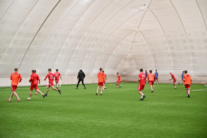 Panevėžyje duris atvėrė naujas sporto objektas – beveik 9 tūkst. kv. m ploto pripučiamas futbolo maniežas, įrengtas Beržų progimnazijos stadione.